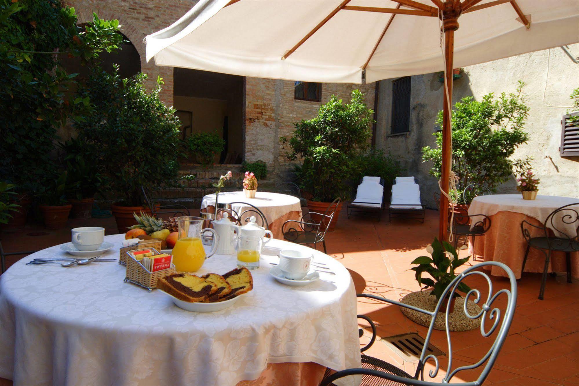Hotel L'Antico Pozzo San Gimignano Esterno foto